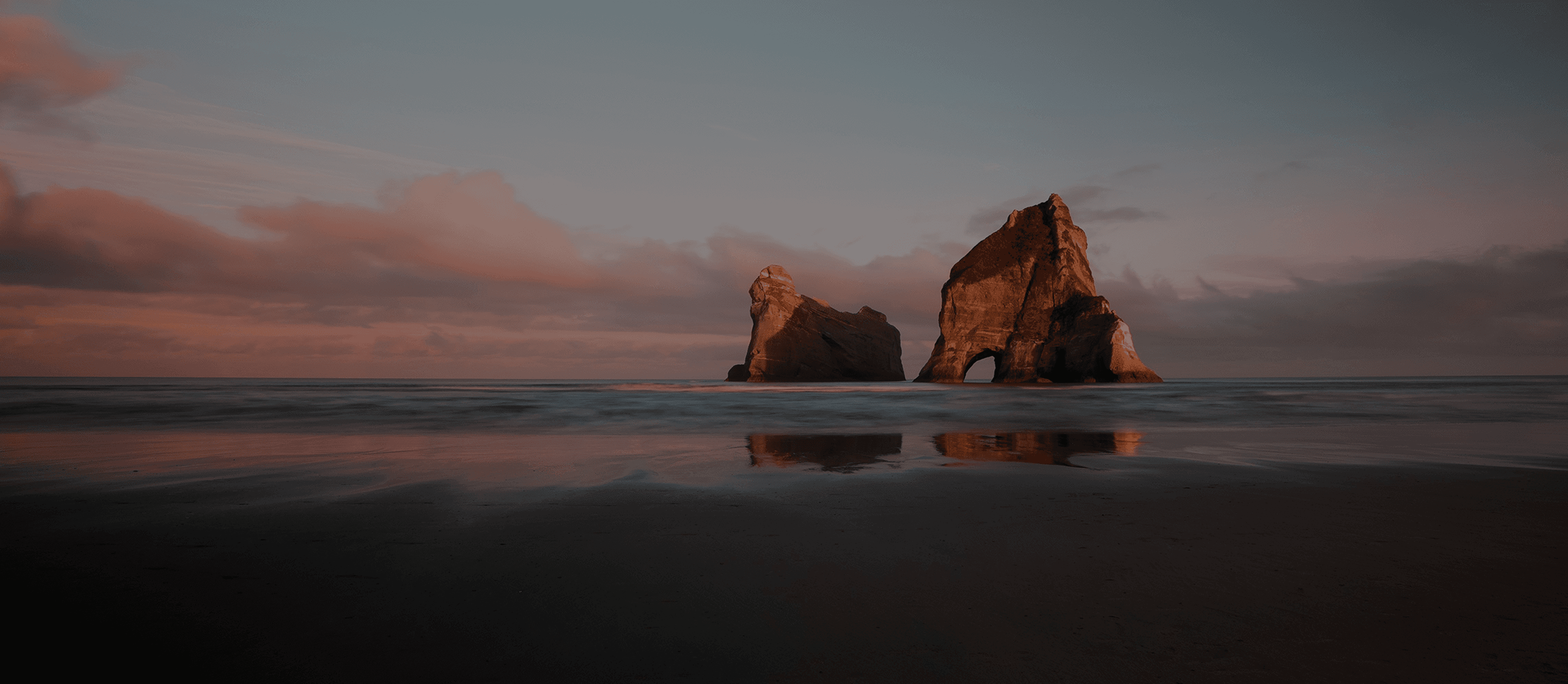 Côte méditerranéenne rocheuse au coucher du soleil